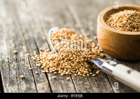 Di semi di sesamo tostati in cucchiaio. Foto Stock