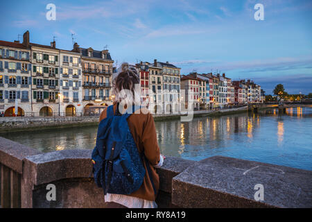 Quai Augustin Chaho Nive e fiume. La città di Bayonne. Bayona. Baiona. Dei Pirenei atlantici. Regione Aquitania. Labort (Lapurdi). Paese basco. Francia Foto Stock