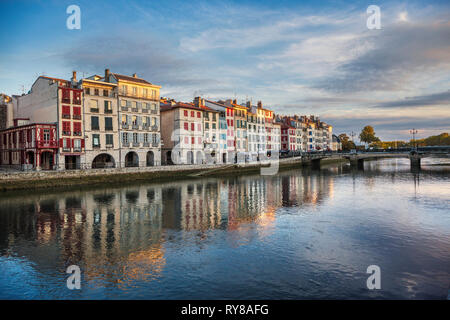 Quai Augustin Chaho Nive e fiume. La città di Bayonne. Bayona. Baiona. Dei Pirenei atlantici. Regione Aquitania. Labort (Lapurdi). Paese basco. Francia Foto Stock