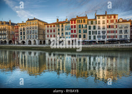 Quai Augustin Chaho Nive e fiume. La città di Bayonne. Bayona. Baiona. Dei Pirenei atlantici. Regione Aquitania. Labort (Lapurdi). Paese basco . Francia Foto Stock