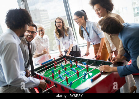 I colleghi tavolo da gioco a calcio per rompere. Foto Stock