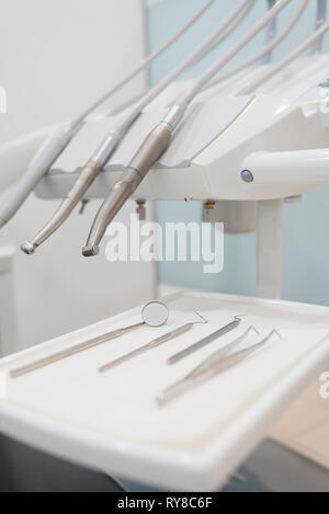 Close-up di apparecchiature dentali in studio dentistico Foto Stock