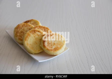 Cottage cheese pancakes, tradizionali fatti in casa di Ucraina e Russia syrniki. Una sana prima colazione Foto Stock