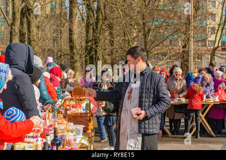 La consacrazione di uova e dolci nei pressi della chiesa-cappella di l intercessione della beata vergine in Rybatsky a San Pietroburgo il 07 aprile 2018. Foto Stock