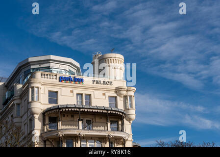 Park Inn, Radisson, Palace Hotel, Eastern Esplanade, Southend on Sea, Essex. Precedentemente noto come Metropole. Hotel fronte mare nel cielo blu. La torretta. Balconi Foto Stock