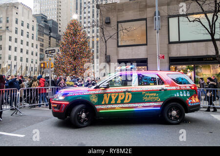 Decorate luminosamente Holiday NYPD cruiser al Rockefeller Center albero di Natale, NYC, STATI UNITI D'AMERICA Foto Stock