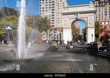 Washington Square Arch e fontana, Washington Square Park, Greenwich Village, NYC Foto Stock