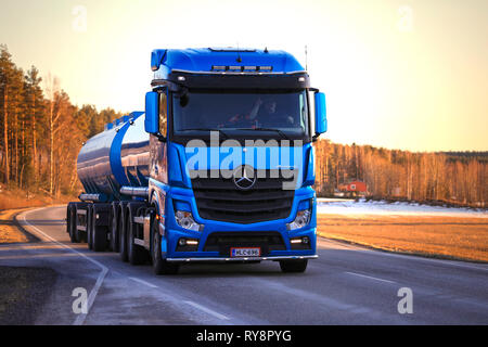 Salo, Finlandia - 1 Marzo 2019: Blu Mercedes-Benz Actros camion cisterna per trasporto alla rinfusa rigidi lungo l'autostrada per il prelevamento di un carico su una molla di sera. Foto Stock