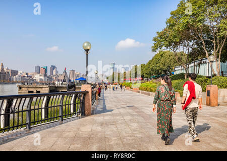 1 Dicembre 2018: Shanghai in Cina - Ai visitatori di camminare sulla riva del fiume Huangpu sul lato di Pudong, di fronte al Bund, Shanghai. Foto Stock