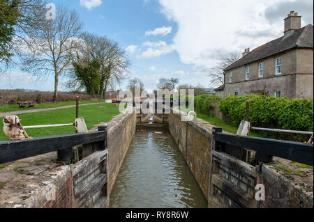 Serratura 15 sul Kennet and Avon Canal, Semington, Wiltshire, Regno Unito. Aperto in corrispondenza di entrambe le estremità che mostra la sterlina scaricato prima del blocco 16 che è sottoposto a lavori di riparazione. Foto Stock