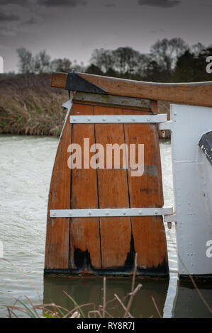 Fascio largo chiatta olandese "warte Schaep' ormeggiato a Semington sul Kennet and Avon Canal, Wiltshire, Regno Unito. Foto Stock