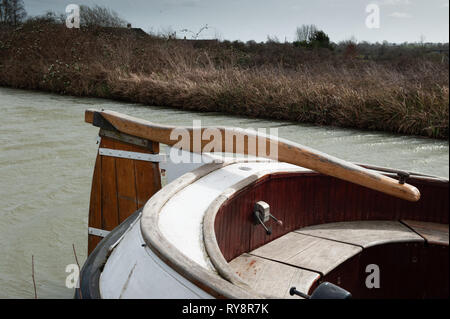 Fascio largo chiatta olandese "warte Schaep' ormeggiato a Semington sul Kennet and Avon Canal, Wiltshire, Regno Unito. Foto Stock