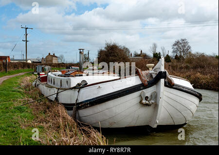 Fascio largo chiatta olandese "warte Schaep' ormeggiato a Semington sul Kennet and Avon Canal, Wiltshire, Regno Unito. Foto Stock