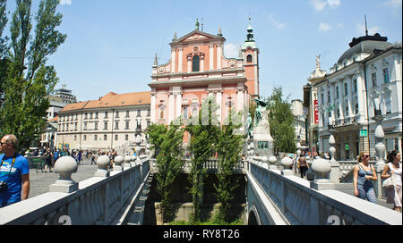 Triple Bridge (3 ponti) attraverso Ljubljanica e chiesa francescana nel centro della città, giornata di sole Foto Stock