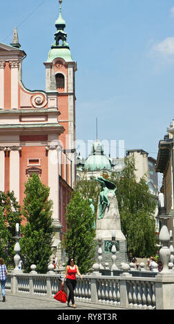 Triple Bridge (3 ponti) attraverso Ljubljanica e chiesa francescana nel centro della città, giornata di sole Foto Stock