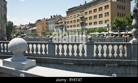 Triple Bridge (3 ponti) attraverso Ljubljanica, giornata soleggiata, Ljubljana Foto Stock