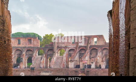 All'interno del Colosseo in un giorno di pioggia a Roma Italia con molti turisti in visita Foto Stock