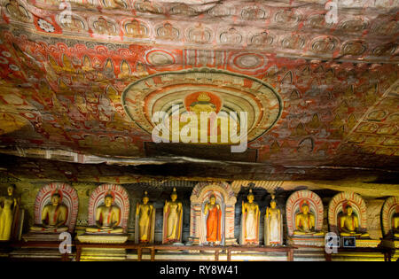 Asia, Sri Lanka, Grotte di Dambulla, statue di Buddha Foto Stock