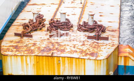 Il Rusty piattaforma galleggiante nel porto di Messina in Sicilia Italia con il laminato catene arrugginito in forma metallica Foto Stock