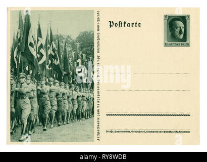 German Historical cartolina postale: il nono Congresso di partito della NSDAP a Norimberga nel 1937, i leader politici in marzo con le bandiere. Germania Foto Stock