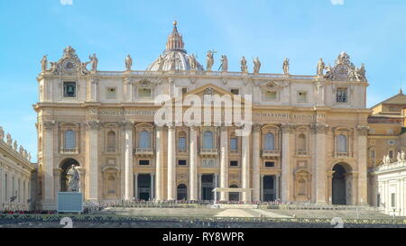 Vista del santo Basilica di San Pietro in Vaticano Roma Italia prese nella mattina di sole in città Foto Stock