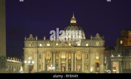 Vista della Basilica di San Pietro a Roma Italia durante la notte con le luci intorno alla piazza e le persone al di fuori Foto Stock