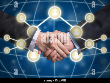 Handshake di business con i social media il simbolo sulla mappa del mondo sfondo, elementi di questa immagine fornita dalla NASA, Business social netwok concept Foto Stock