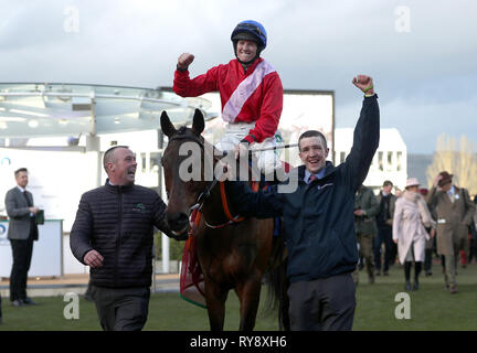 Jockey Rachael Blackmore dopo aver vinto il vicino Fratelli novizi' Handicap Chase su un Plus Tard campione durante il giorno del 2019 Cheltenham Festival a Cheltenham Racecourse. Foto Stock