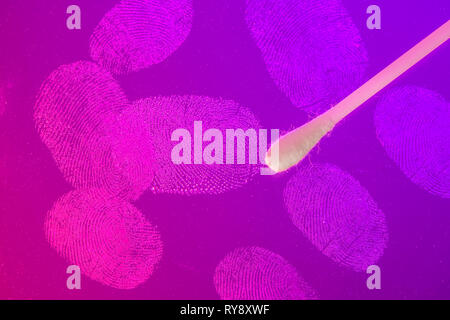 Scena del crimine. Tampone di cotone raccoglie le prove e DNA. Le impronte sul vetro con il rosso e il blu sfondo che appaiono come sirene della polizia. Foto Stock