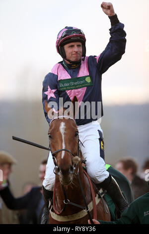 Jockey Jamie Codd celebra vincendo il National Hunt Challenge Cup piloti amatoriali' novizi' Chase campione durante il giorno del 2019 Cheltenham Festival a Cheltenham Racecourse. Foto Stock