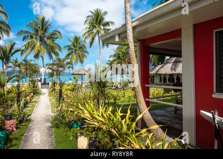 Case Estive Beach Cottages e palme - Porto Barton, Palawan - Filippine Foto Stock