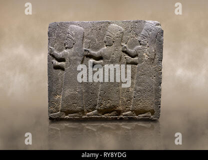 Foto di Hittita monumentale scolpita in rilievo orthostat pannello di pietra di una processione basalto, Kargamis, Gaziantepe, 900 - 700 A.C. Civiltà anatolica Foto Stock