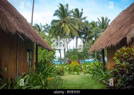 Bambù esotici bungalow sulla spiaggia in riva al mare, Sibaltan, Palawan - Filippine Foto Stock