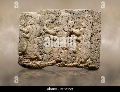 Foto di Hittita monumentale scolpita in rilievo orthostat pannello di pietra di una processione di calcare, Karkamıs, (Kargamıs), Karkemish (Karkemish), 900-700 A.C. Foto Stock