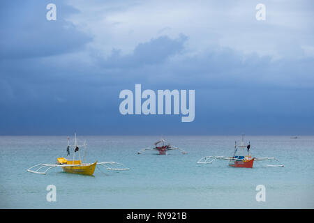 Tour colorate barche sul mare tropicale - Diapila Beach, Palawan - Filippine Foto Stock