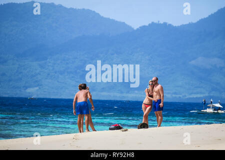 Turistico europeo prendendo le coppie di foto delle vacanze sulla spiaggia di sabbia bianca - Isola di Linapacan, Palawan - Filippine Foto Stock