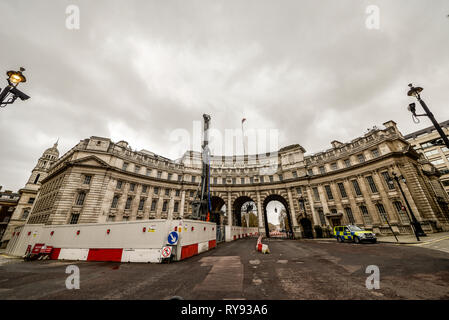 Lavori in corso sul Admiralty Arch per trasformarlo nel Regno Unito la seconda Waldorf Astoria hotel di proprietà di innescare gli investitori di capitali (PIC) gestito da Hilton Hotels Foto Stock