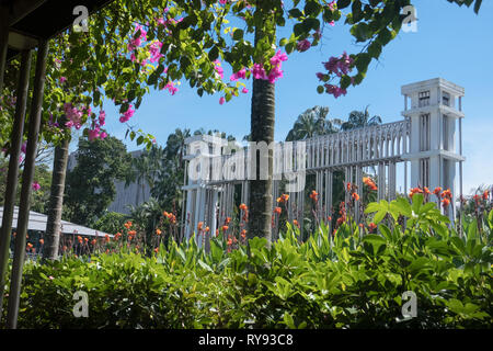 Un monumento nel parco Estana, con colorati di rosa e arancio fiori sulla passerella coperta - Singapore Foto Stock