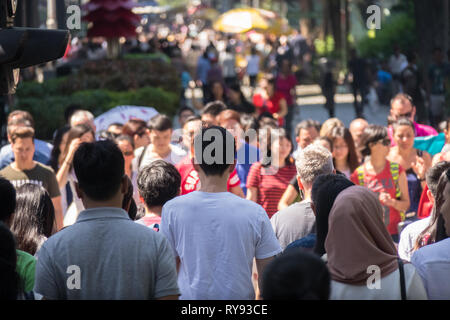 Grande folla di persone in attesa a Crosswalk su Orchard Road, Singapore Foto Stock