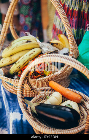 Angolo di alta vista di frutta e verdura in cesti di vimini sul tavolo al mercato Foto Stock