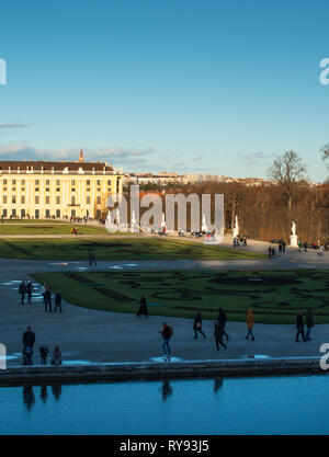 La città di Vienna con vista dello skyline della citta' dal Palazzo di Schönbrunn giardino. Austria. Foto Stock