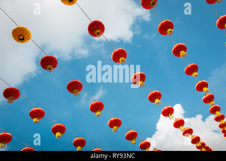 Anno Nuovo Cinese decorazioni in te street contro un cielo blu Foto Stock