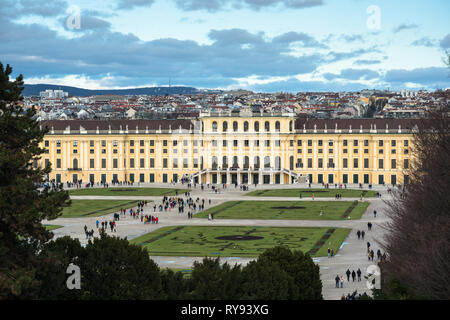 La città di Vienna con vista dello skyline della citta' dal Palazzo di Schönbrunn giardino. Austria. Foto Stock