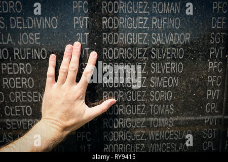 American la mano sulla parete degli eroi WWII memorial presso il Santuario Capas, Tarlac, Filippine Foto Stock