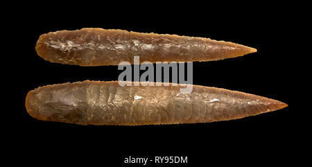 Marrone pugnale di ossidiana lame. Collezioni Catalhoyuk. Museo della Civiltà anatolica, Ankara. Contro uno sfondo nero Foto Stock