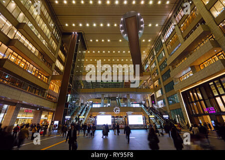 OSAKA, GIAPPONE -26 FEB 2019- Vista della stazione di Osaka, una stazione ferroviaria di Yodogawa-ku, Osaka, Giappone. Foto Stock