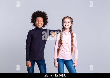 A ridere di buon cerca ragazzo con acconciatura afro appoggiato sullo spallamento Foto Stock