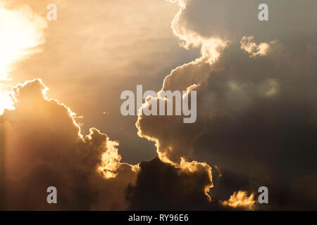 La luce dal sole attraverso le nuvole. Foto Stock