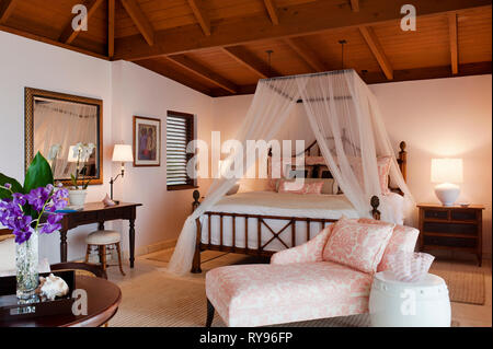 'Rustico camera da letto con letto a baldacchino in Tamarind Cove, Antigua' Foto Stock