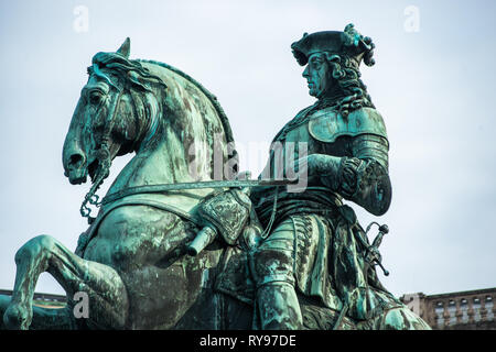 Il principe Eugenio di Savoia statua equestre di fronte della Neue Burg edificio sulla Heldenplatz nel palazzo di Hofburg complesso. Foto Stock